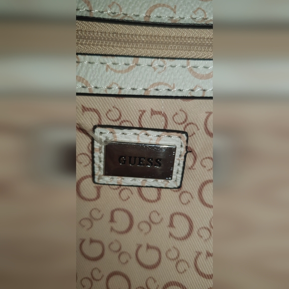 GUESS - Picture 7 of 10